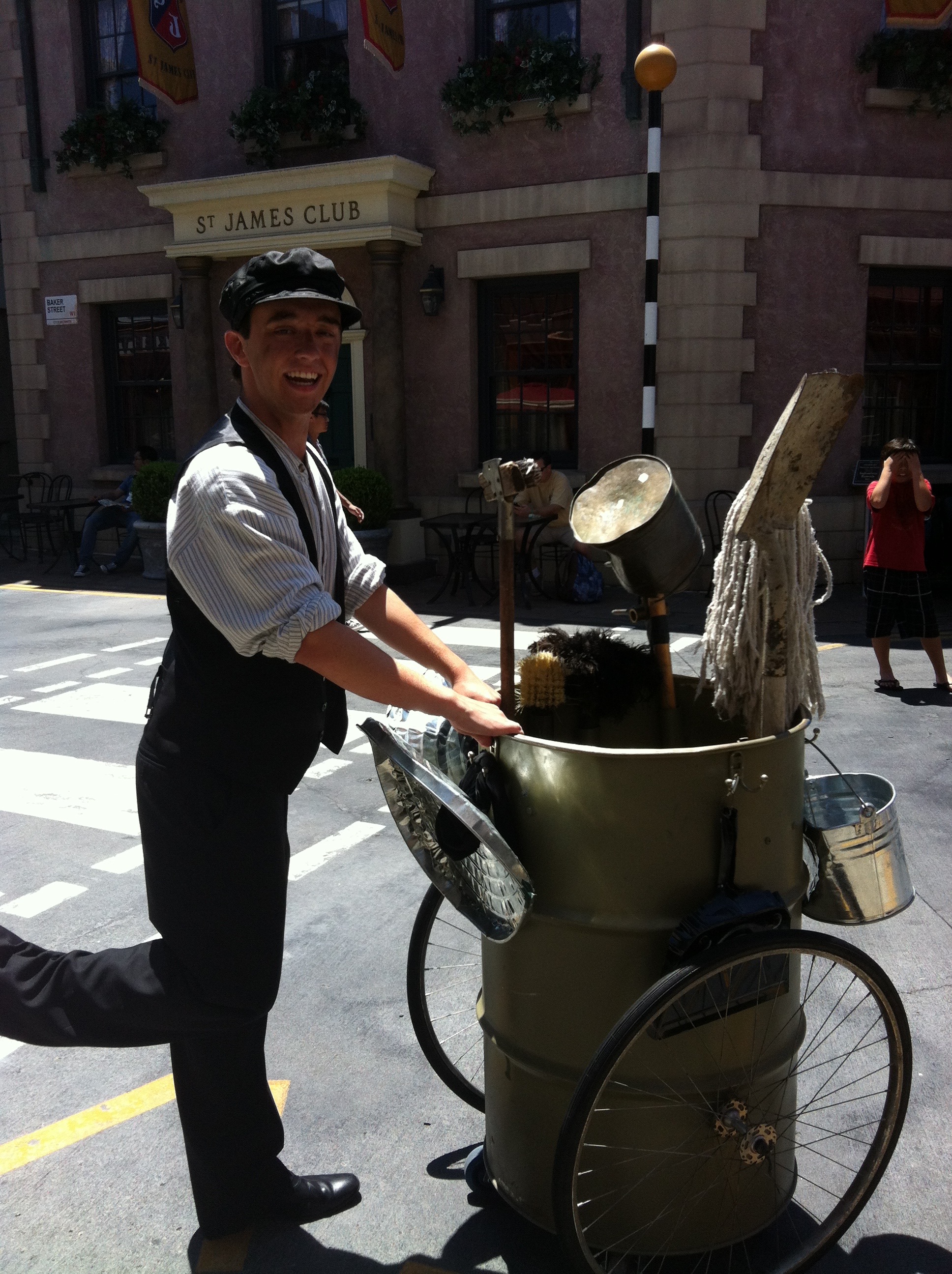 "Thomas the Dustman", Strolling Entertainer, Universal Studios Hollywood