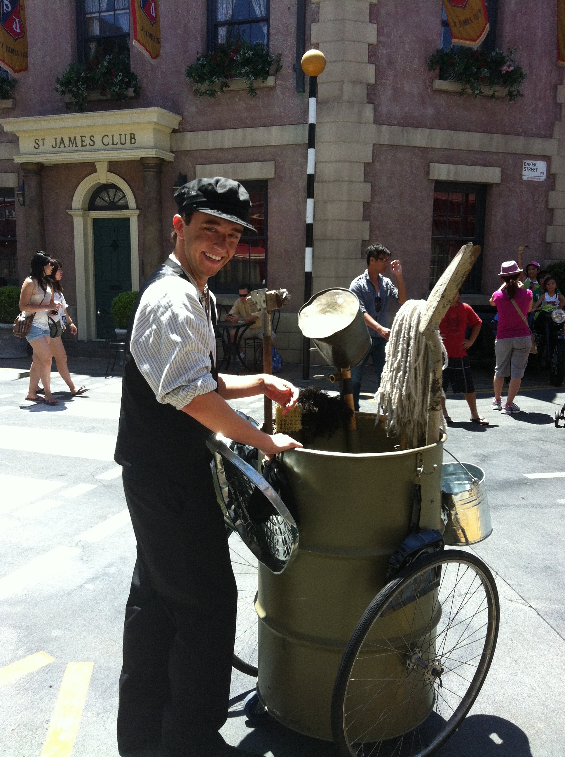 "Thomas the Dustman", Strolling Entertainer, Universal Studios Hollywood