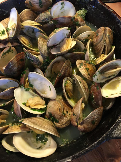 GRILLED CLAMS IN BEER, GARLIC, AND PARSLEY