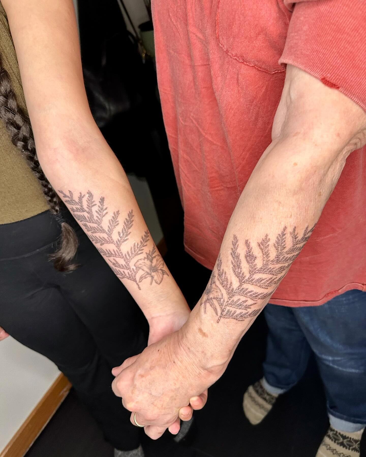 Cedar and trillium mother and daughter tattoos. Be still my heart ❤️
&bull;
&bull;
&bull;
&bull;
&bull;
#pnwtattooartist #trilium #triliumtattoo #cedar #cedartattoo #matchingtattoos 
#pnwfemaletattooartist
#seattlefemaletattooartist 
#femaleownedtatt