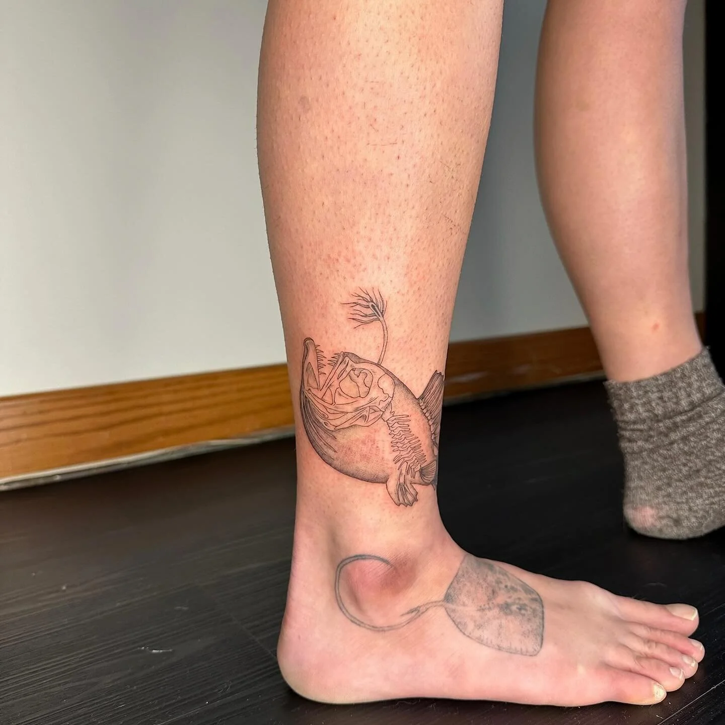 Angler fish for Taylor&rsquo;s ocean leg sleeve
(ray not by me)
&bull;
Thanks for being open to making it a skeleton!
&bull;
&bull;
&bull;
&bull;
&bull;
&bull;
#anglerfish #anglerfishtattoo #pnwtattooartist #seattletattooartist #pnwfemaletattooartist