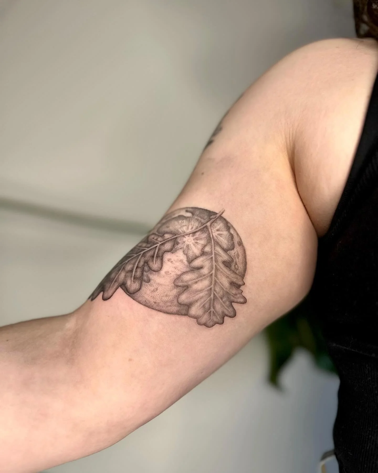 Caitlin took me up on the sentimental leaf (and moon) 
Thank you so much for trusting me to try something new!
&bull;
Mostly healed with some darkening touch ups
&bull;
&bull;
&bull;
&bull;
&bull;
&bull;
#pnwtattooartist #seattletattooartist #pnwfema