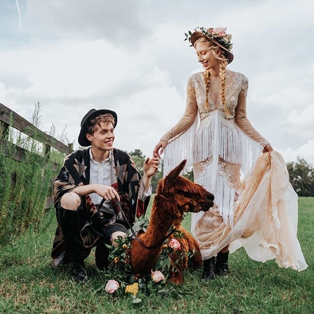 How adorable is this trio?! And yes, I am totally including the llama. I mean these two did, why shouldn't I?! 🦙🖤
⠀⠀⠀⠀⠀⠀⠀⠀⠀
And have you checked out all the incredible photos from today's feature at @greenweddingshoes because if not... now's your c
