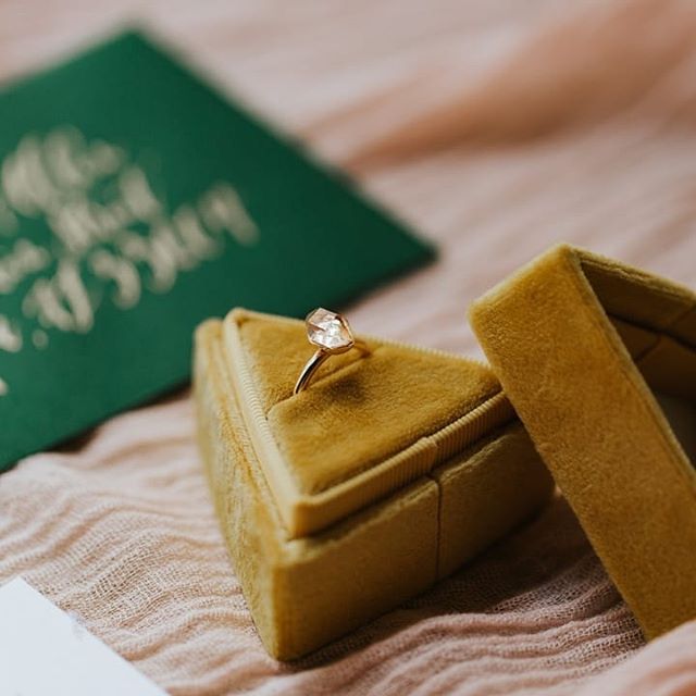 Gorgeous rings in boxes with gold calligraphy all day errday please!💍
⠀⠀⠀⠀⠀⠀⠀⠀⠀
⠀⠀⠀⠀⠀⠀⠀⠀⠀
Photographer | @angieandmarko
Stationery | @handsofhollis
Calligraphy | @wordsmadesemple
Bride | @imlaurenallen
Groom | @nathangwaters
Hair + Makeup | @mistibl