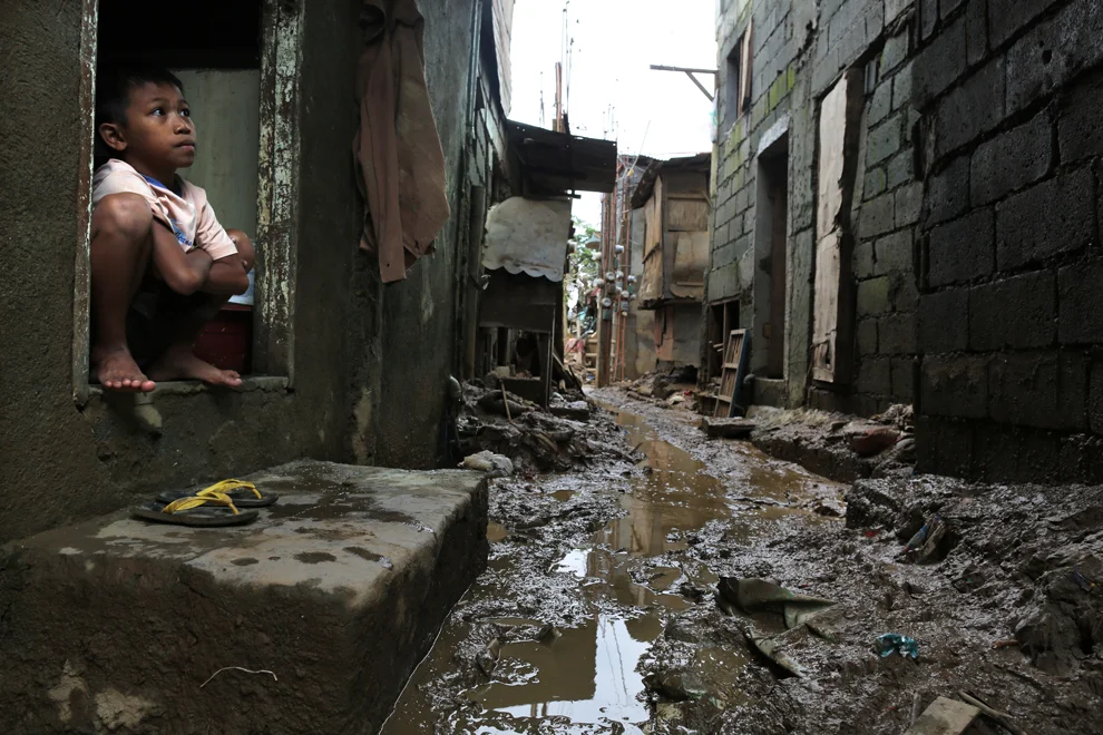 My thoughts go out to the Philippines and all those affected by the flood. Grateful that my family is safe and have not been too badly impacted.
(via Cleanup begins after massive flooding in Manila - The Big Picture - Boston.com )