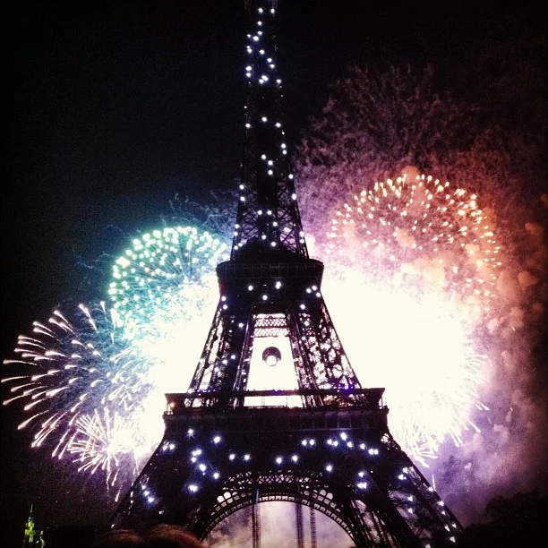 So I saw this last night - Le Tour Eiffel pendant Le Quatorze Juillet.
Traveling alone is interesting, mais je pense que la ville de lumieres, la ville de romance serait plus mieux si mon petit ami etait ici avec moi.