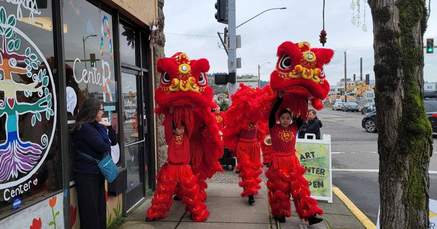 Celebrating Lunar New Year in Oregon City @soulflagsart @bewelleventsllc @whiterabbitbookcafe 🔥🐎🧧🥬📚