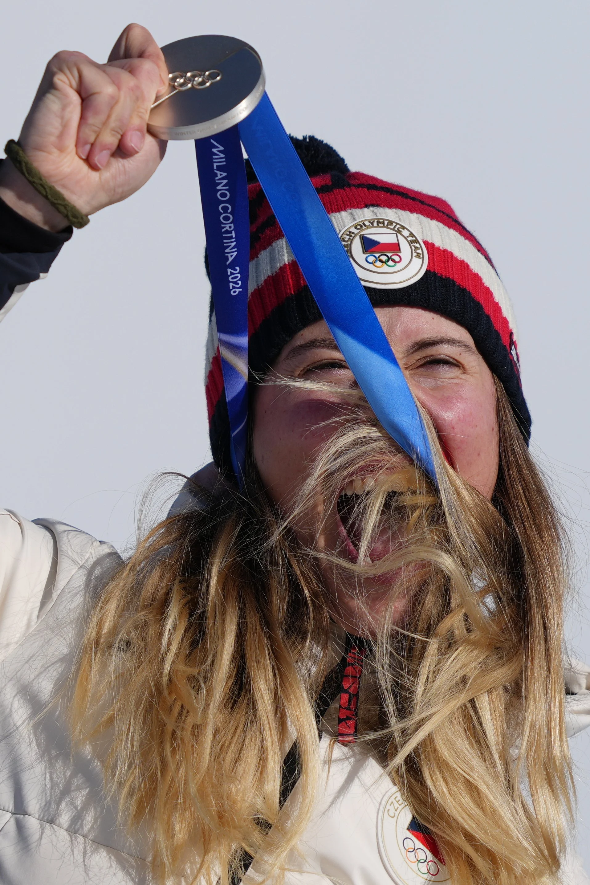  Silver medalist Czechia's Eva Adamczykova celebrates after the women's snowboard cross finals at the 2026 Winter Olympics, in Livigno, Italy, Friday, Feb. 13, 2026. (AP Photo/Julia Demaree Nikhinson) 