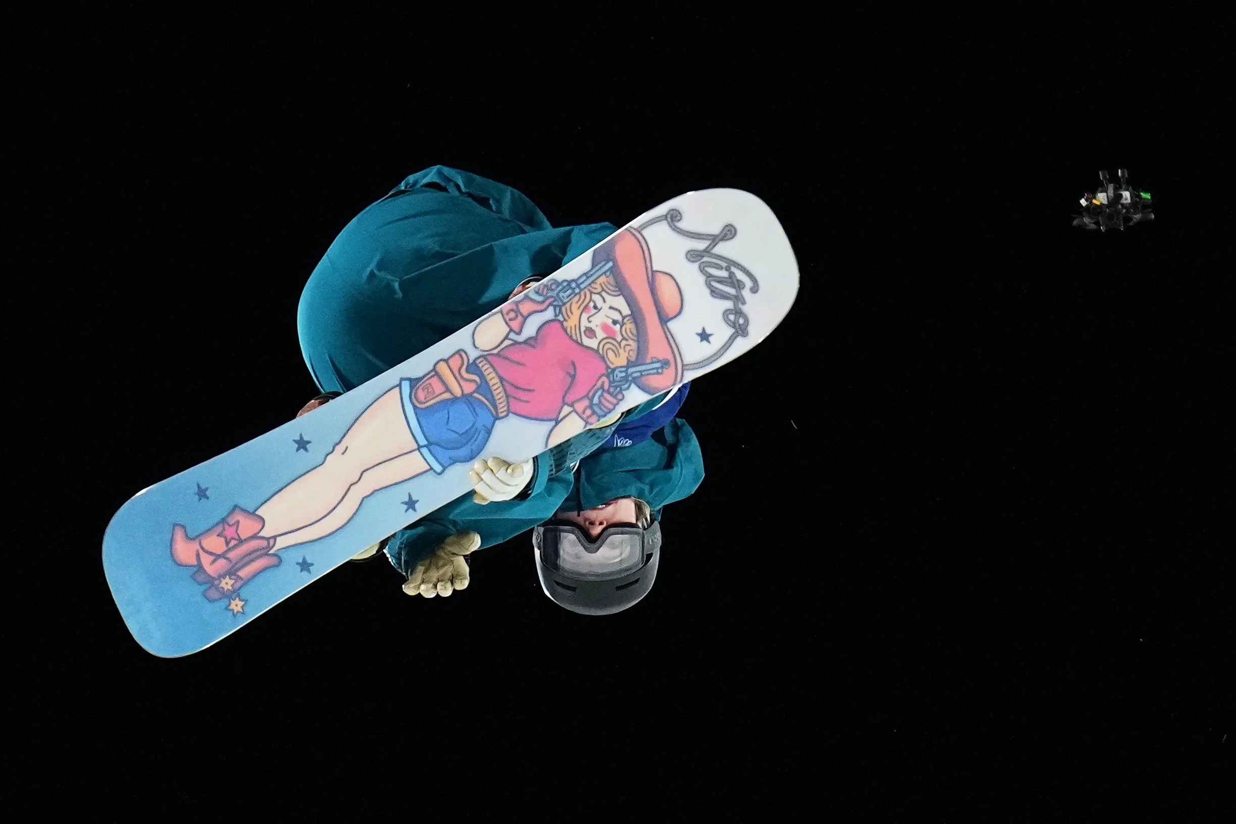  Finland's Eveliina Taka competes during the women's snowboard big air qualifications as a drone flies nearby at the 2026 Winter Olympics, in Livigno, Italy, Sunday, Feb. 8, 2026. (AP Photo/Gregory Bull) 