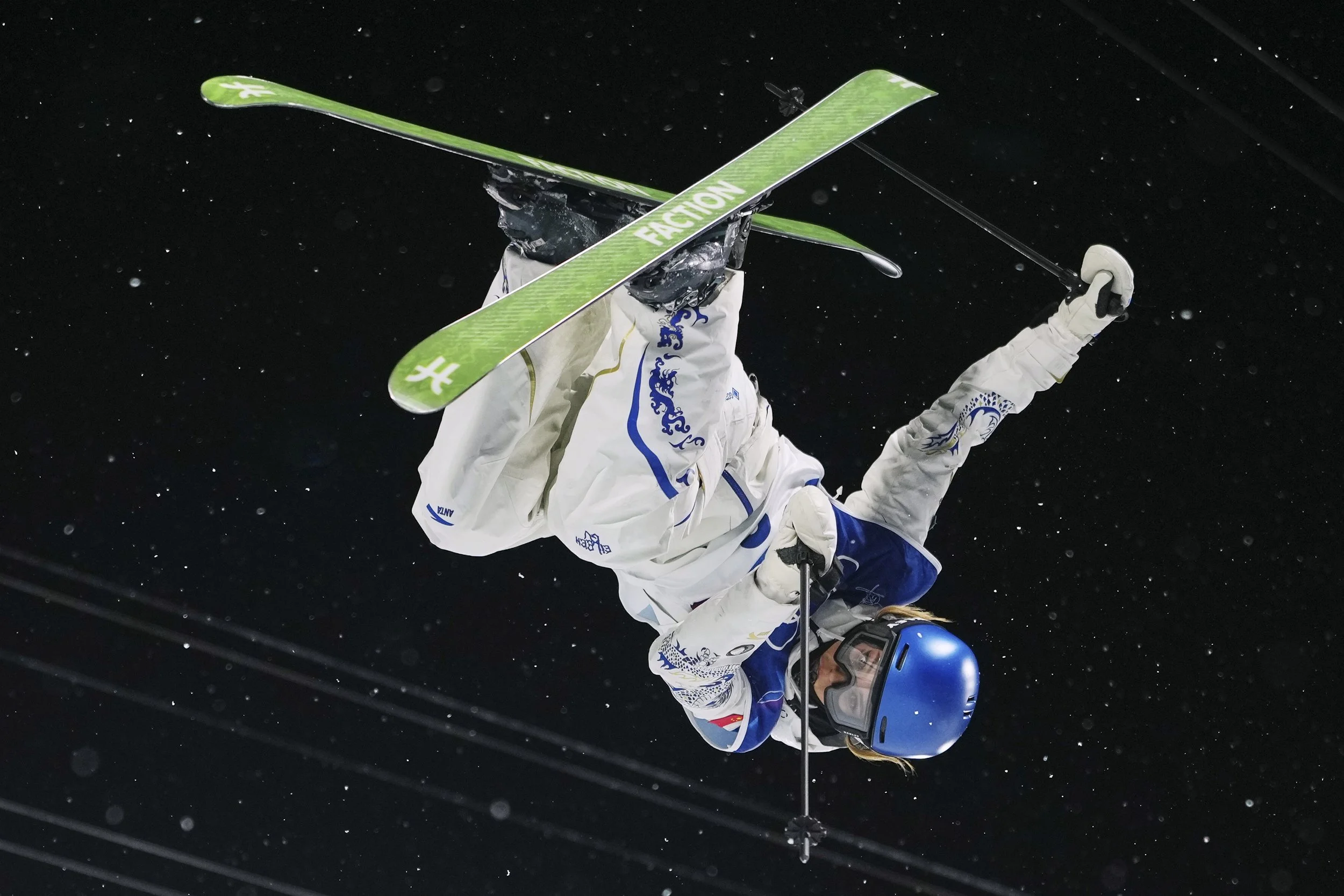  China's Eileen Gu competes during the women's freestyle skiing halfpipe qualifications at the 2026 Winter Olympics, in Livigno, Italy, Thursday, Feb. 19, 2026. (AP Photo/Julia Demaree Nikhinson) 