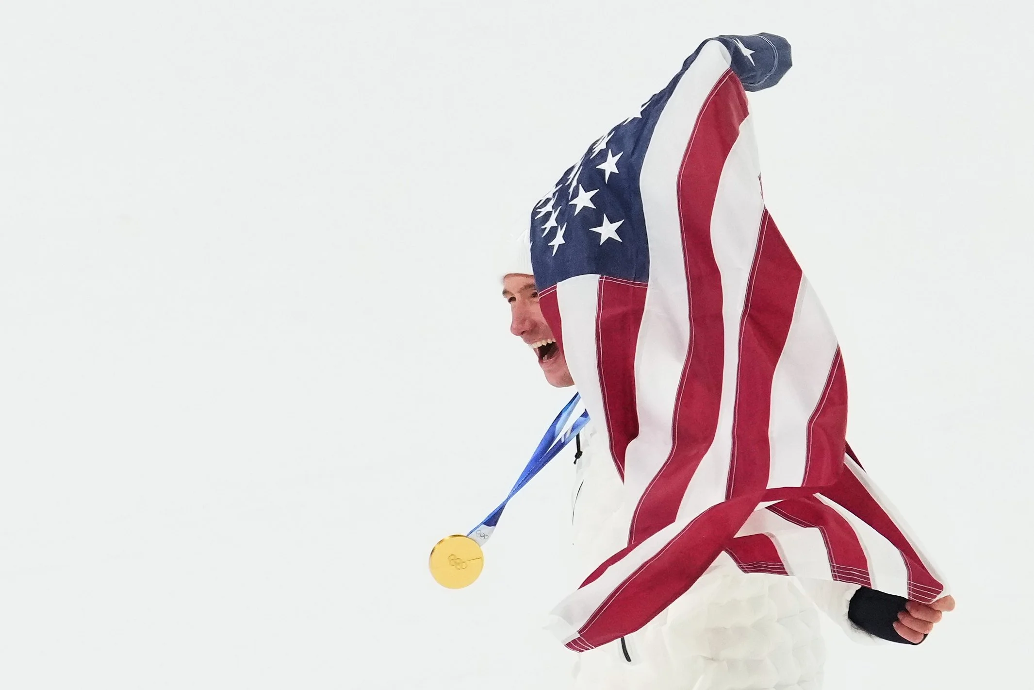  Gold medalist United States' Alex Ferreira celebrates with an American flag after winning the men's freestyle skiing halfpipe finals at the 2026 Winter Olympics, in Livigno, Italy, Friday, Feb. 20, 2026. (AP Photo/Lindsey Wasson) 