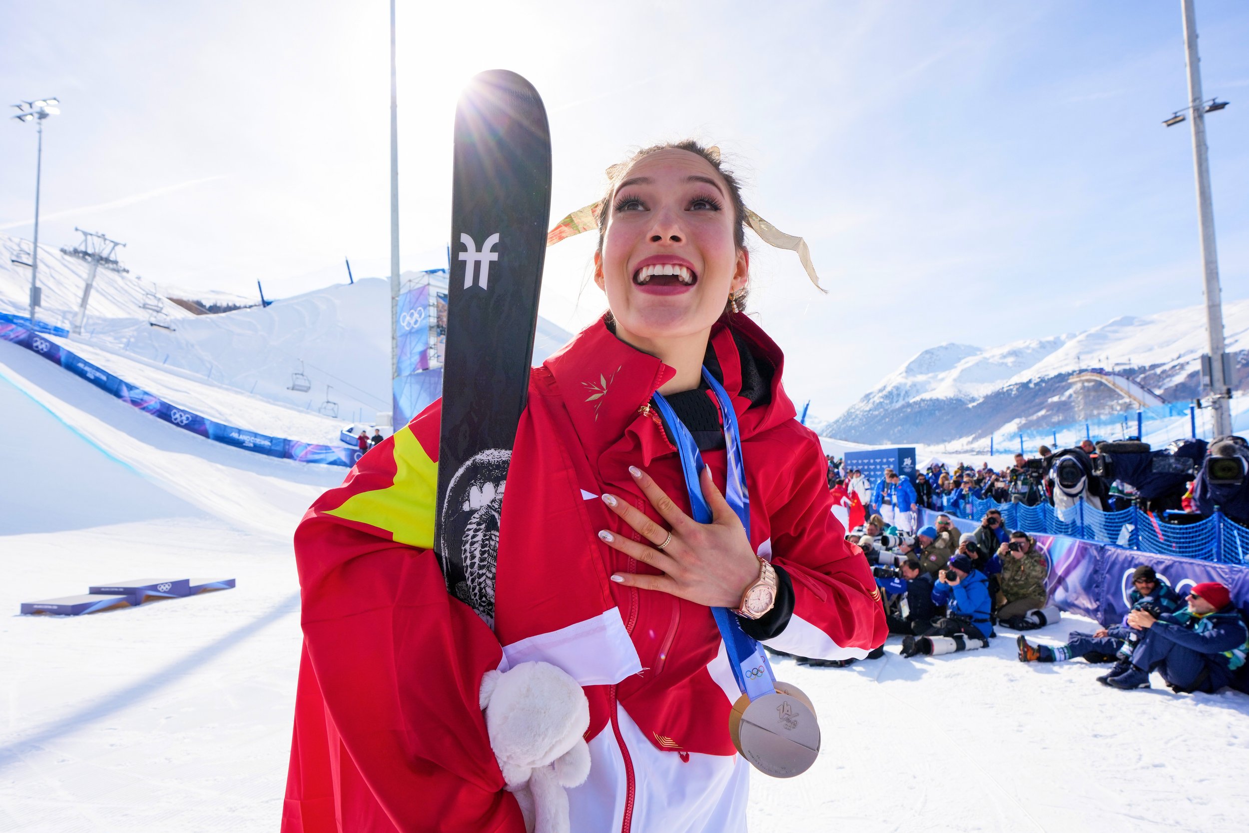  Gold medalist China's Eileen Gu celebrates winning the women's freestyle skiing halfpipe final at the 2026 Winter Olympics, in Livigno, Italy, Sunday, Feb. 22, 2026. (AP Photo/Julia Demaree Nikhinson) 