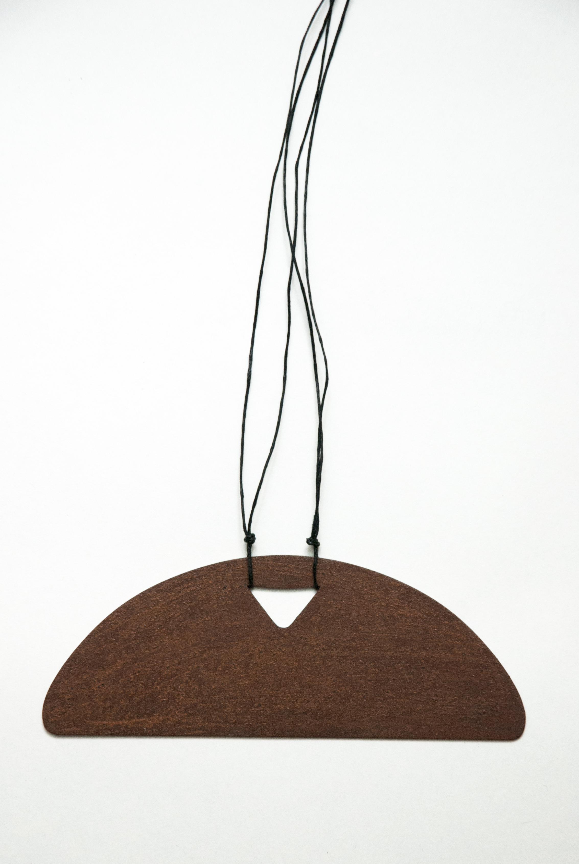   Ferro / Iron (large pendan)   (photo Tamia Dellinger) 