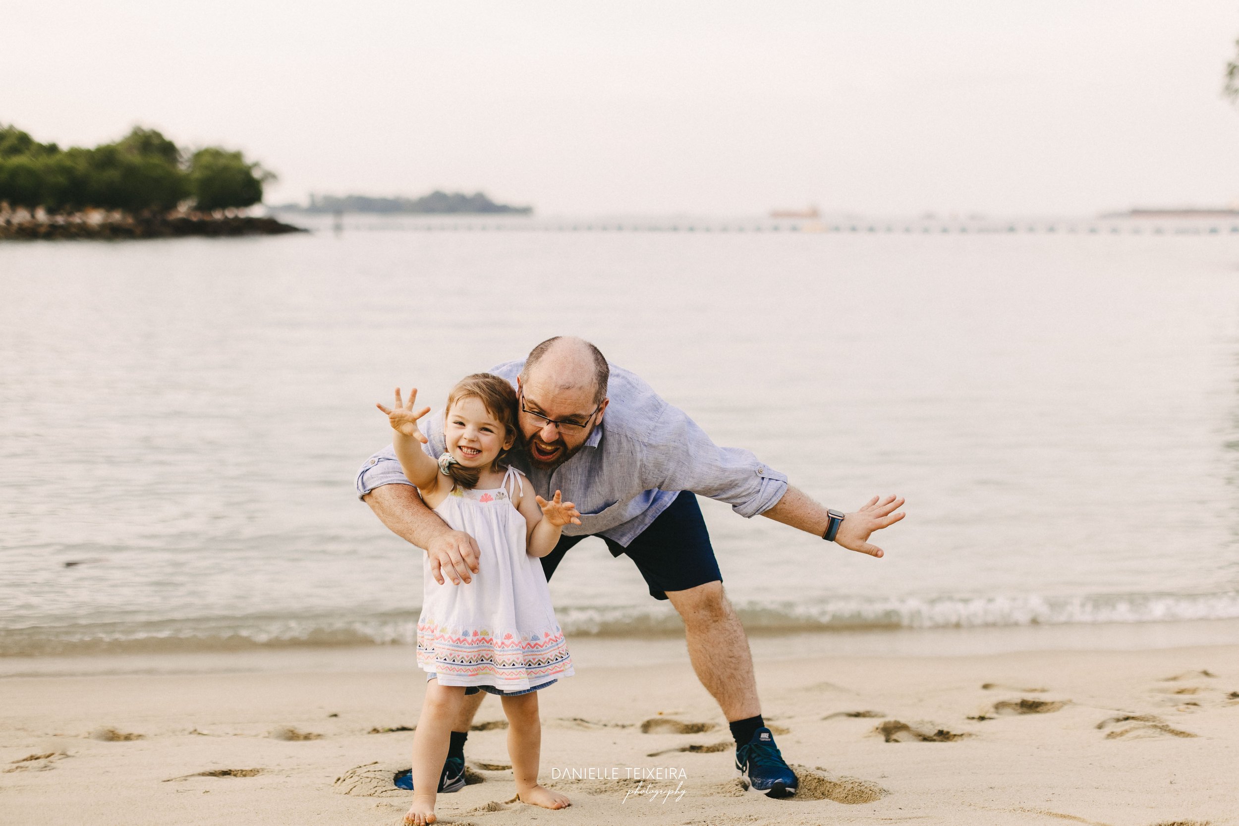 @DanielleTeixeira_Family_Photos_Beach_Singapore_Zoe-23.jpg