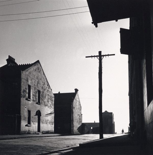 David Moore, Surry Hills Street, 1948, silver gelatine print
