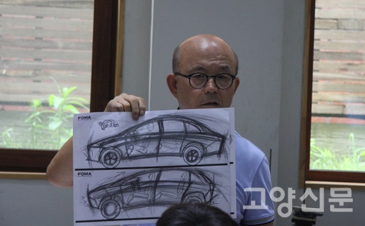 포마자동차디자인미술관에서 진행된 디자인 수업에서 학생이 그린 그림을 보여주며 설명중인 박종서 관장.