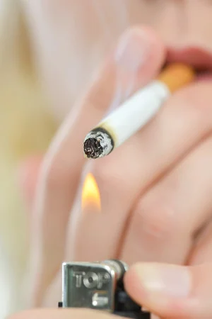 39948535_S_smoking_cigarettes.jpg
