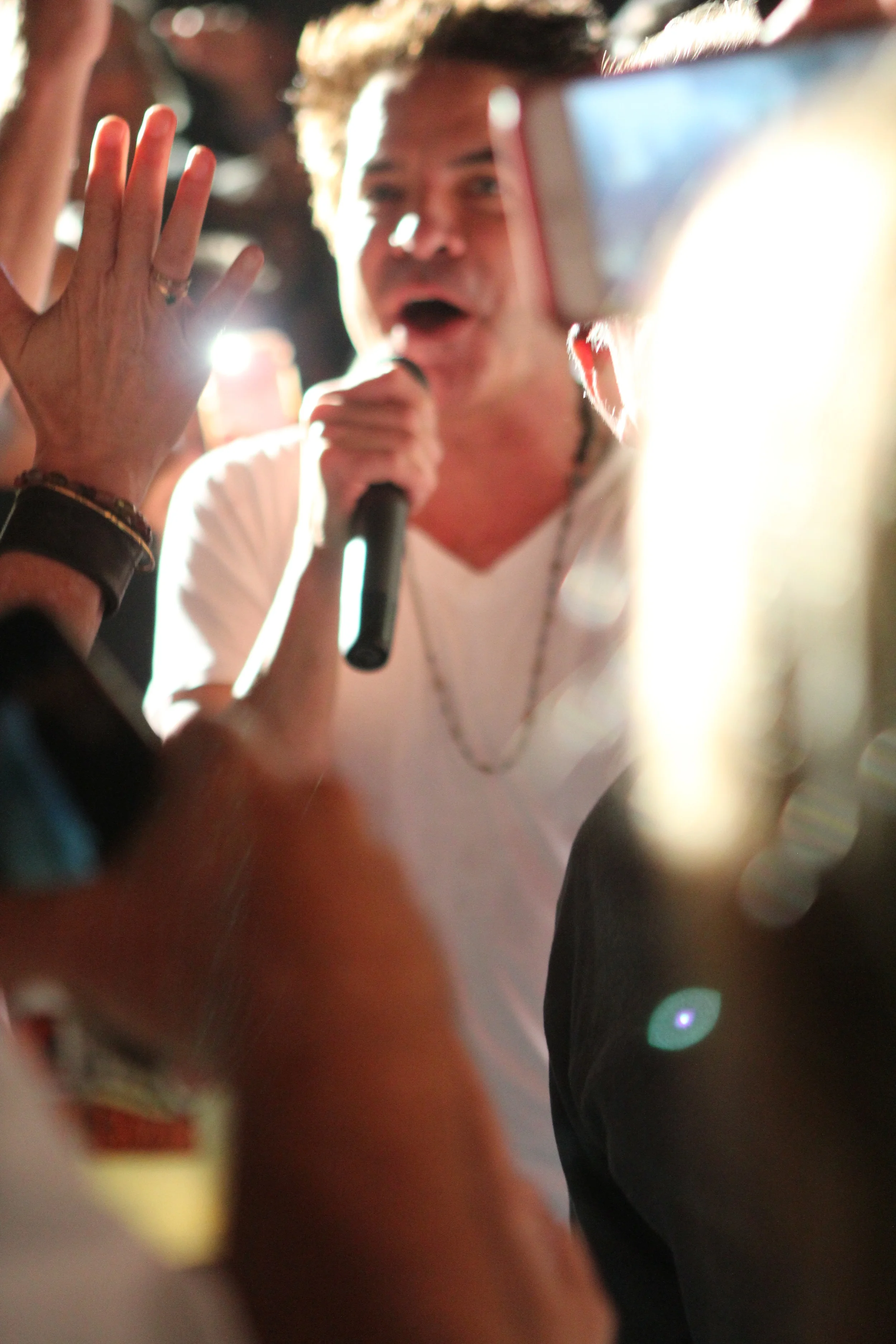 Pat Monahan walks the length of the amphitheater while singing "Bruises." Photo: Frank Germano
