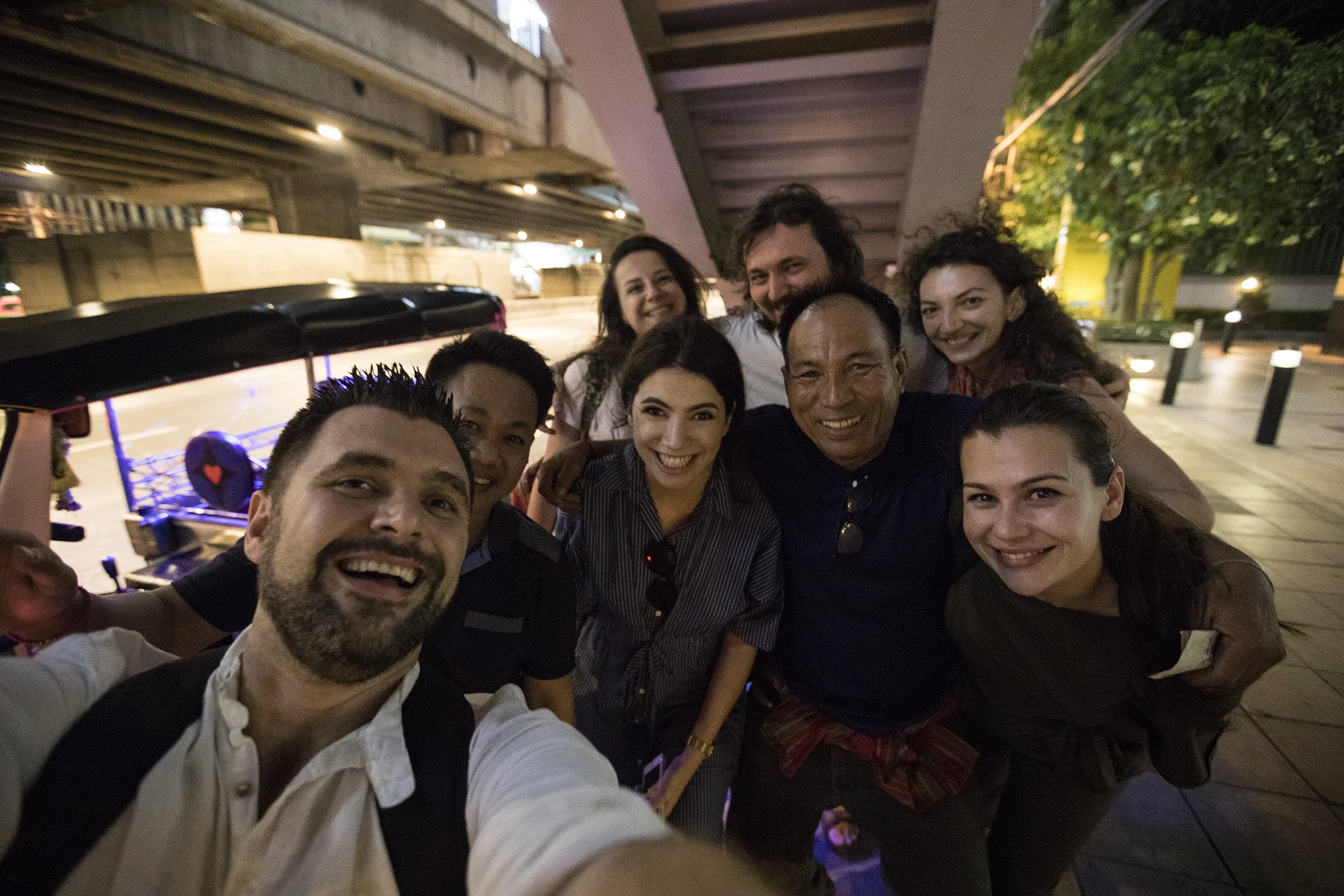 Grupul nostru vesel, impreuna cu cei doi soferi de tuk-tuk care ne-au dus on a wild ride pe strazile Bangkok-ului
