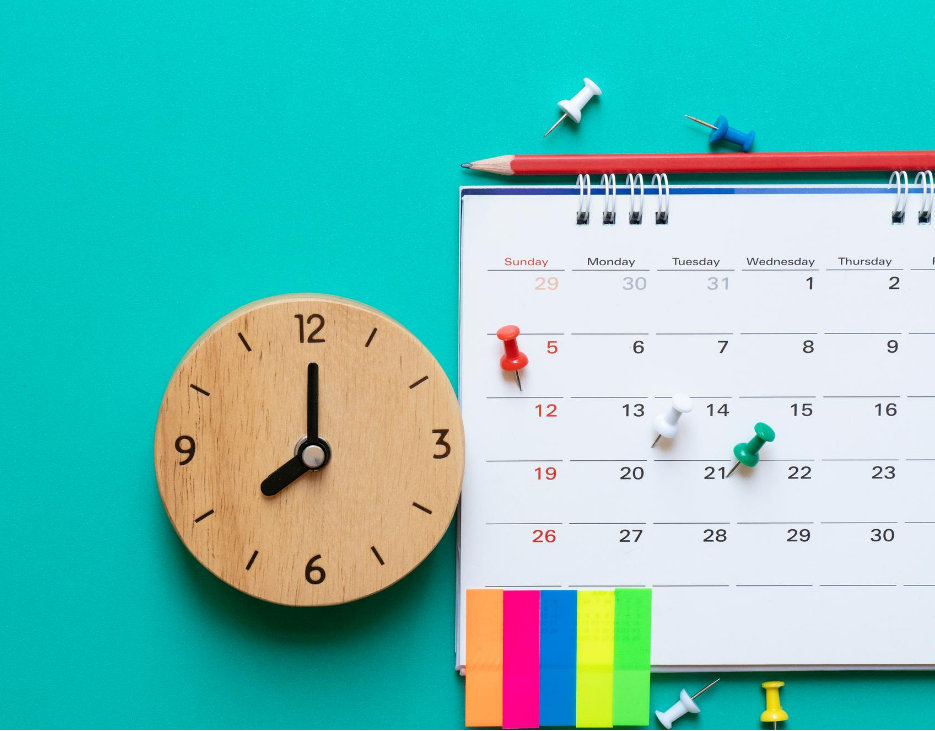 A turquoise background with a calendar and a clock