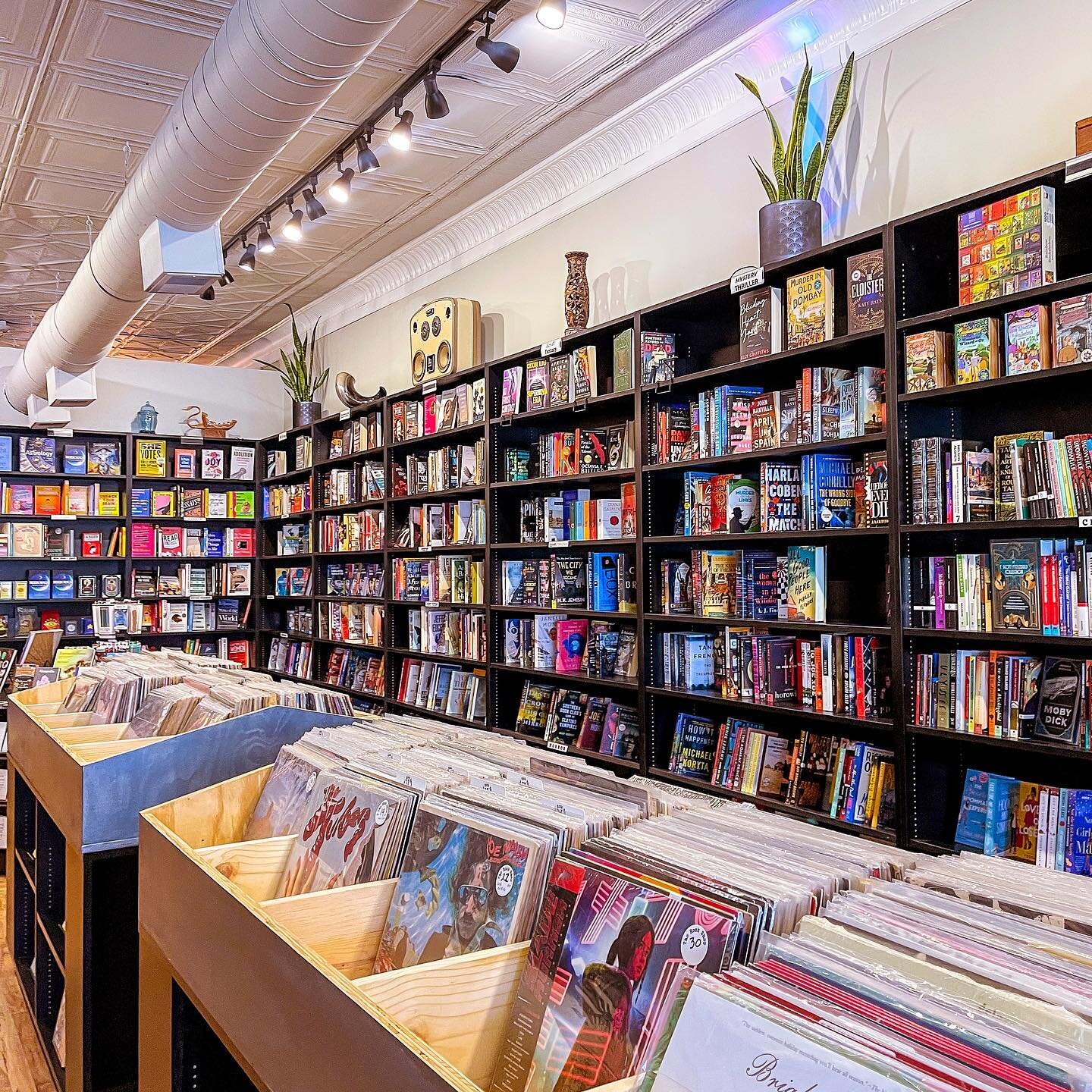 Welcome back @bookiesbookstores 🥰 We&rsquo;re real excited to see you!

Stopped by our local indie for #smallbusinesssaturday and were sooo happy to see it was packed! Did you do any small business shopping today?