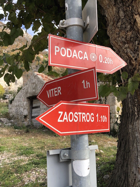 hiking signs zaostrog.jpg