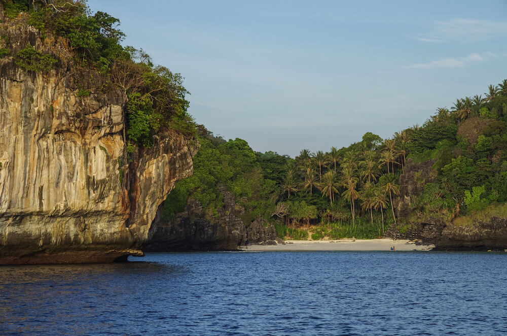 hidden-tropical-beach-and-beautiful-limestone-cliffs-thailand.jpg