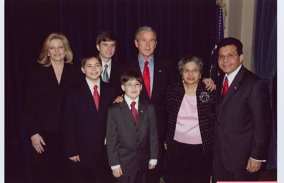 Family w GWB 2-14-2005.JPG
