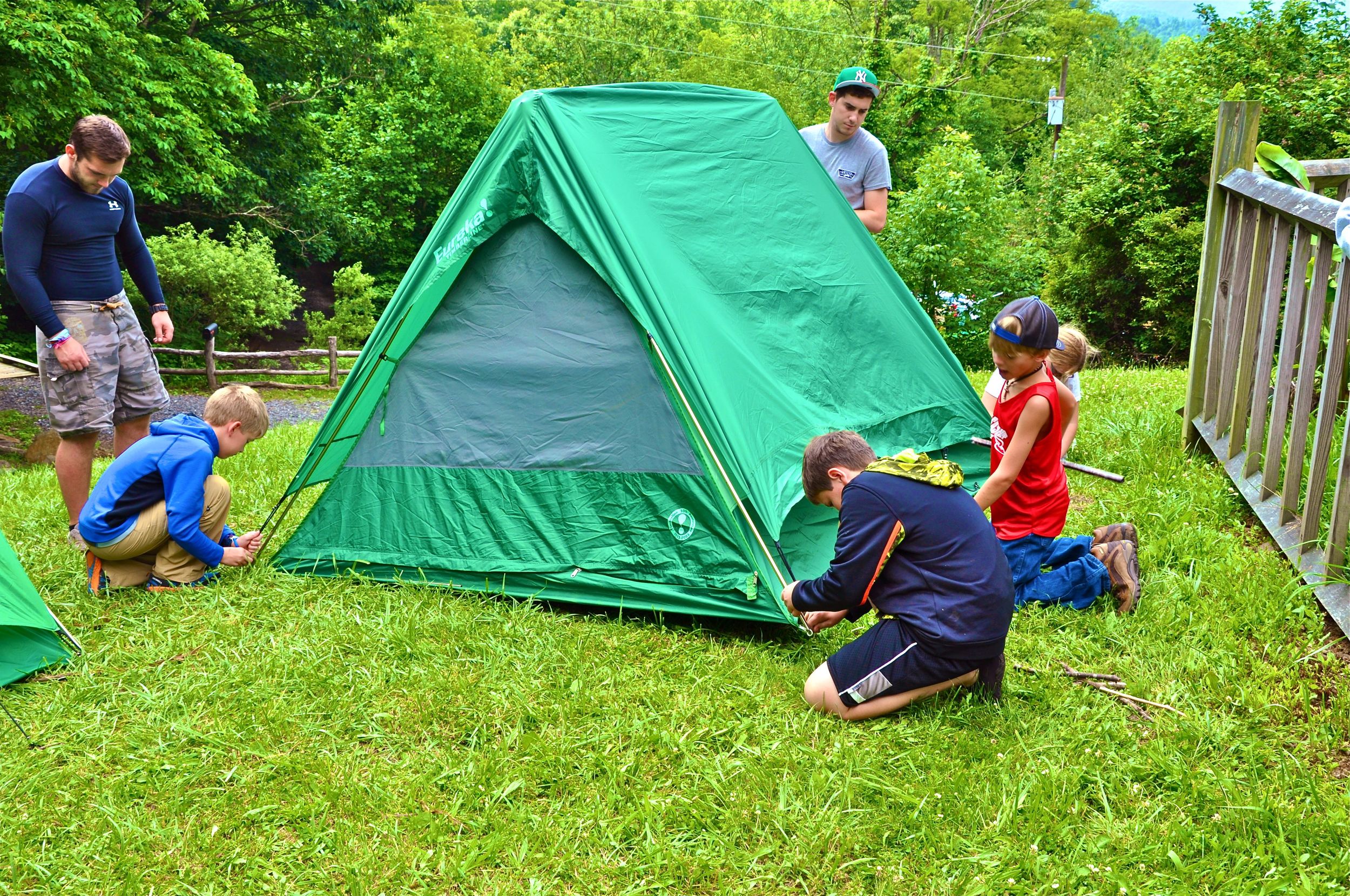 the-outdoors-classes-practice-pitching-tents-before-going-camping.jpg