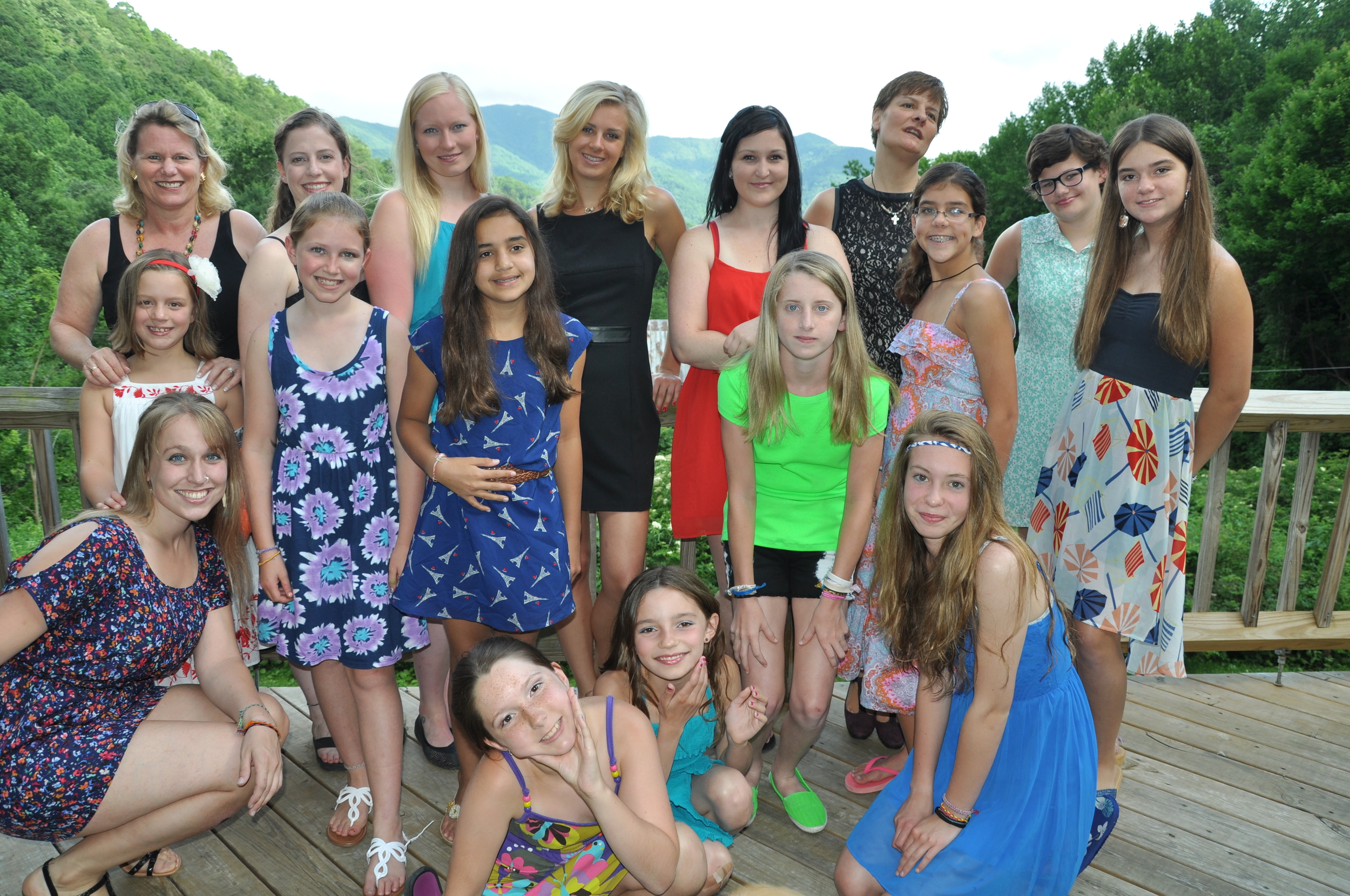 girls-group-shot-before-the-formal-dinner2.jpg