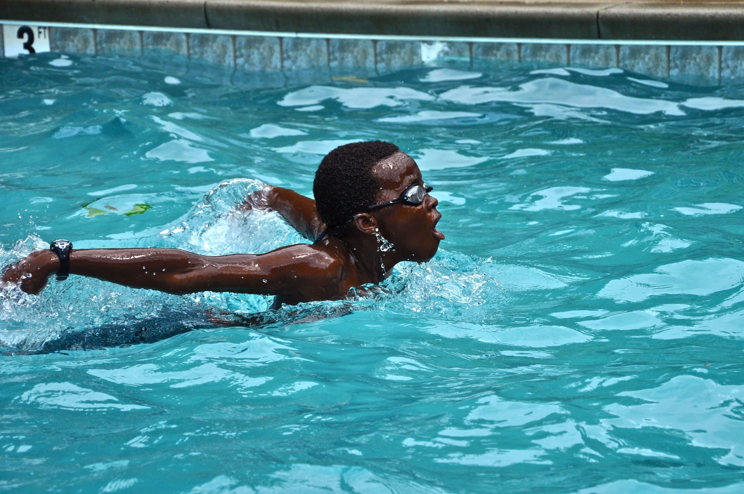 jaheim-practices-his-butterfly-stroke-in-swimming-class.jpg