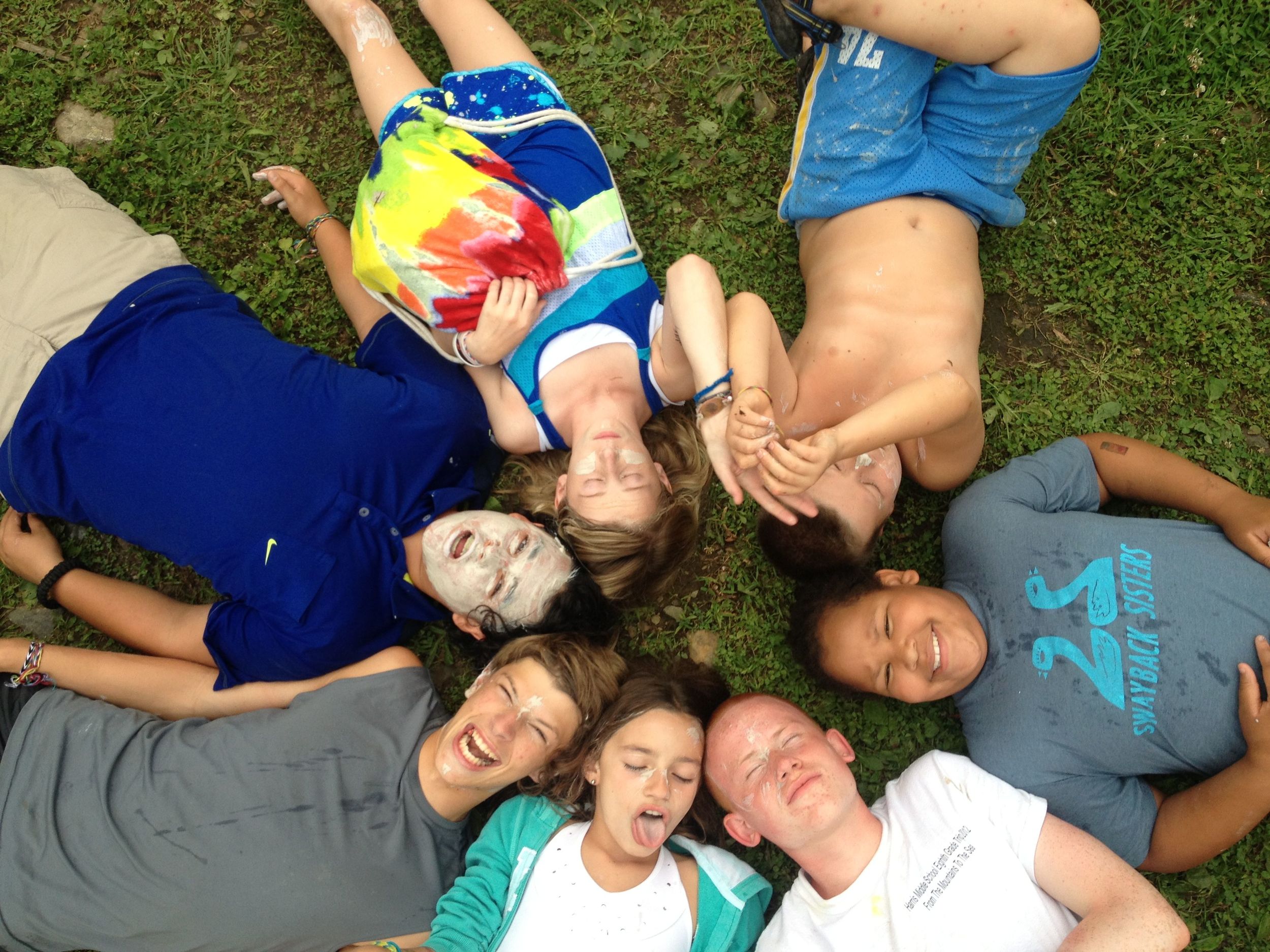 travis-chase-bella-olson-regianna-tommy-and-emily-all-pose-for-a-campy-circle-shot-for-the-photo-scavenger-hunt.jpg