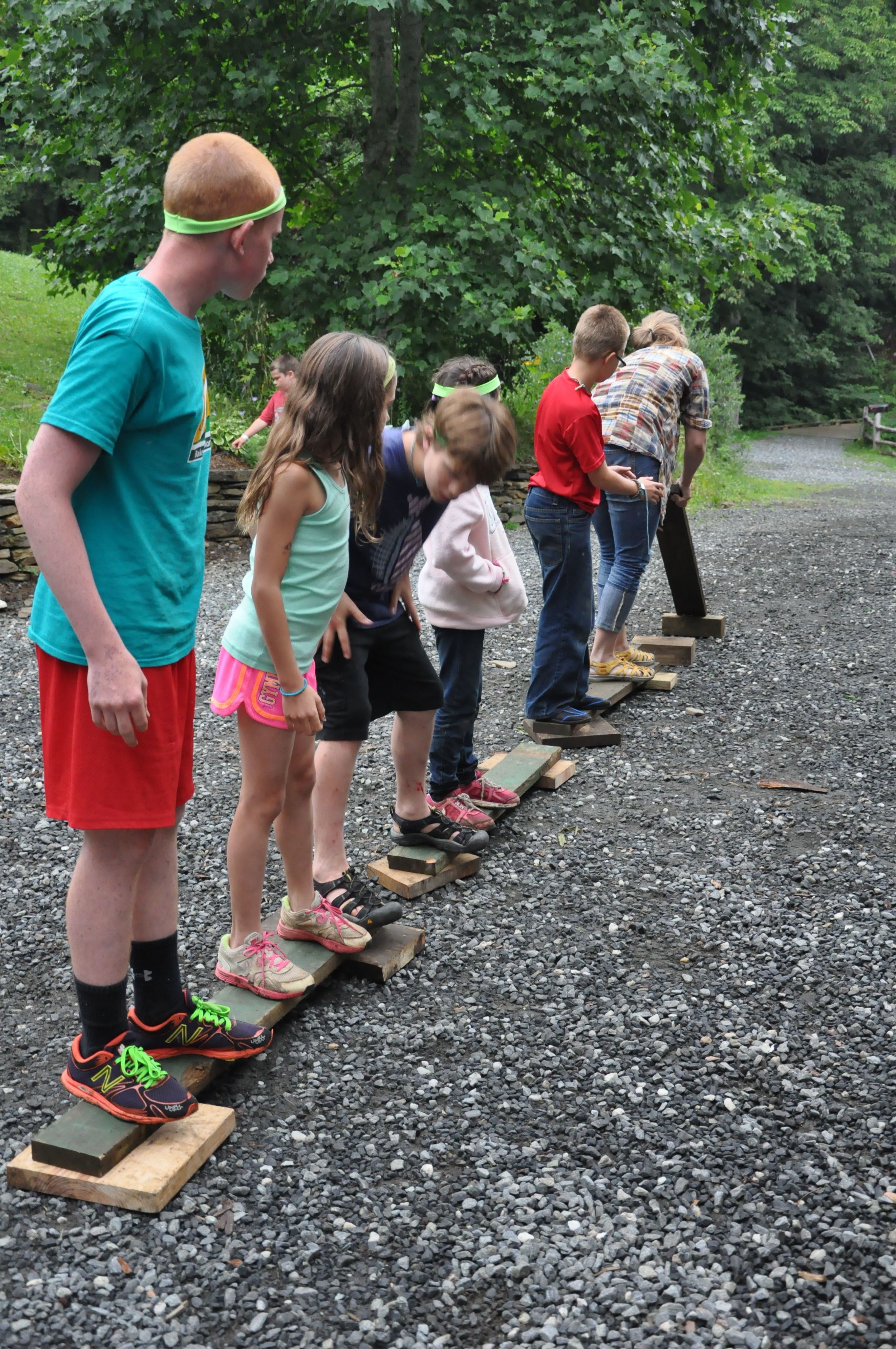 the-teams-had-to-learn-patience-and-balance-in-the-plank-challenge-olson-bella-philippe-morgan-and-dylan-patiently-wait-for-kelsey-to-hand-up-the-next-board.jpg