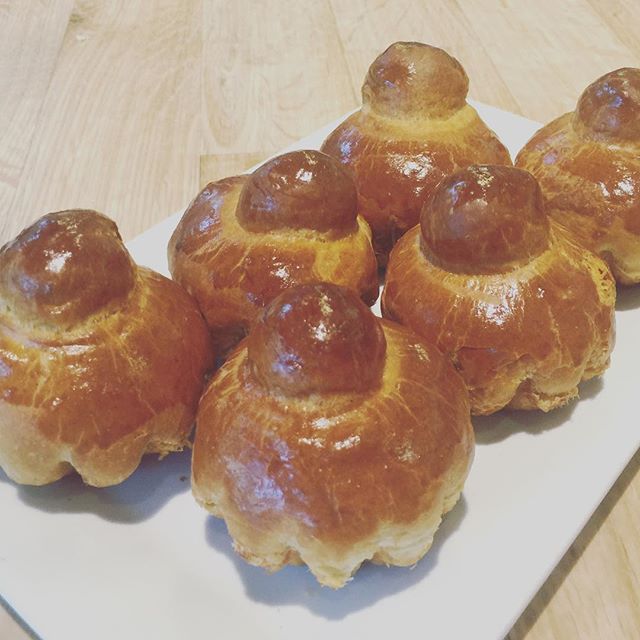 There is a theory that Brioche a tete were modeled after Marie Antoinette's breasts -!if true then she was the patron saint of small breasted women. These are so yummy and delicious. #baking#marieantoinette #delicious #brioche#5250 #bread
