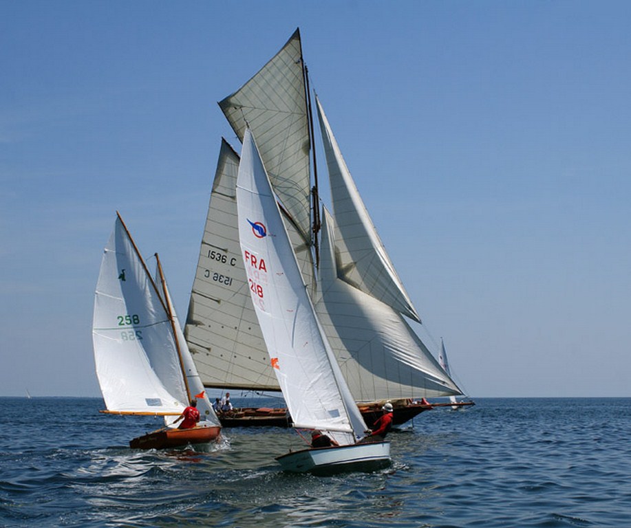 L'Aile "Tire d'Aile" en régate à Bénodet en 2010, tribord amures devant Pen Duick (Photo P. Guittonneau)
