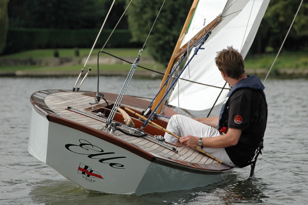 Les tableaux arrières des Aile de l'YCIF: traditionnellement le nom Aile doit être repris dans le nom du bateau (Photo YCIF)