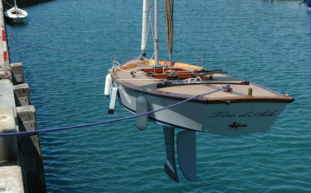 Les tableaux arrières des Aile de l'YCIF: traditionnellement le nom Aile doit être repris dans le nom du bateau (Photo YCIF)
