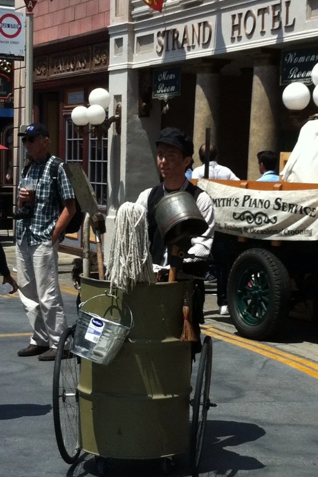 "Thomas the Dustman", Strolling Entertainer, Universal Studios Hollywood