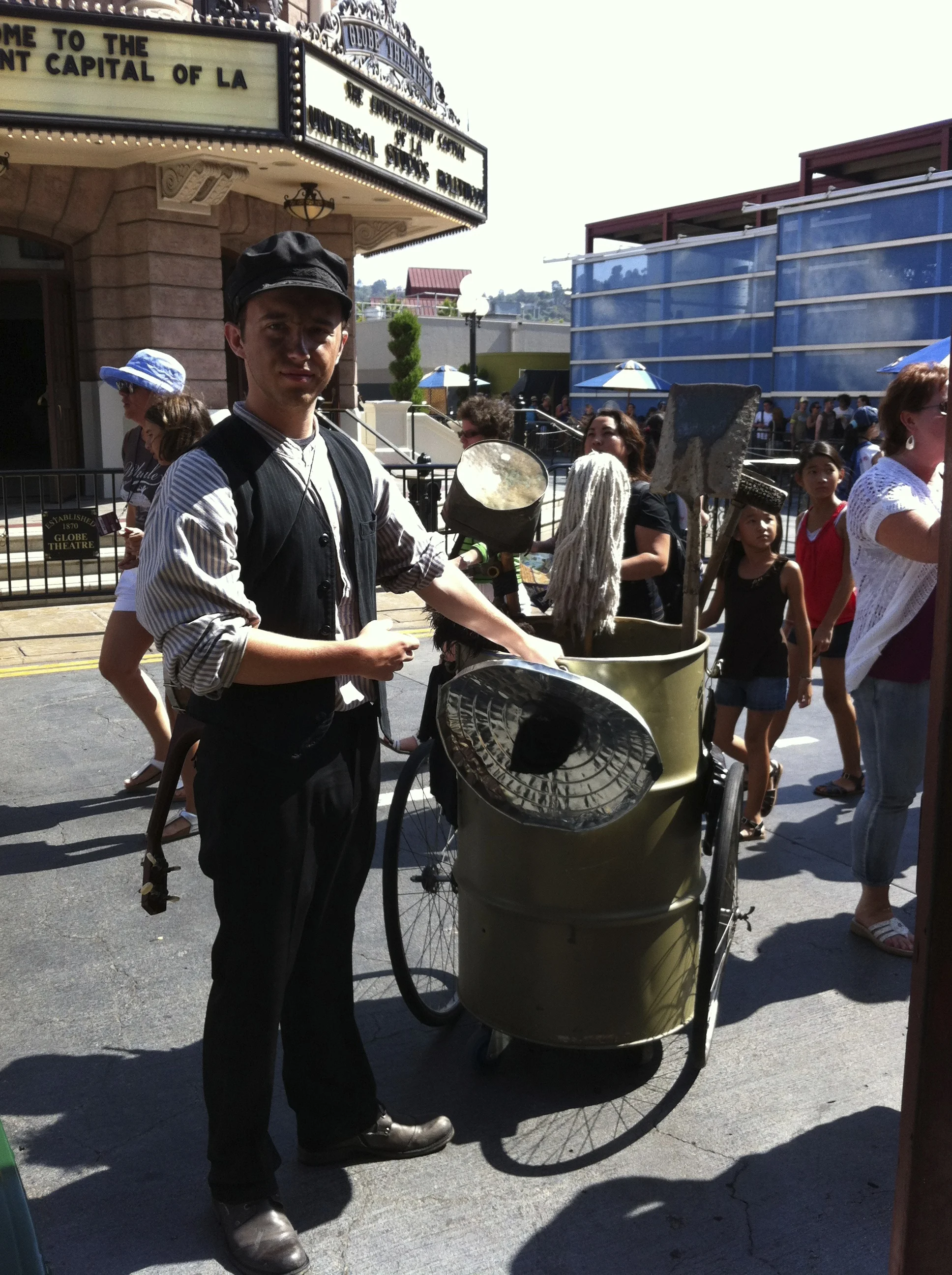 "Thomas the Dustman", Strolling Entertainer, Universal Studios Hollywood