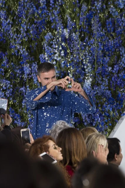 Simons taking his final bow; image via