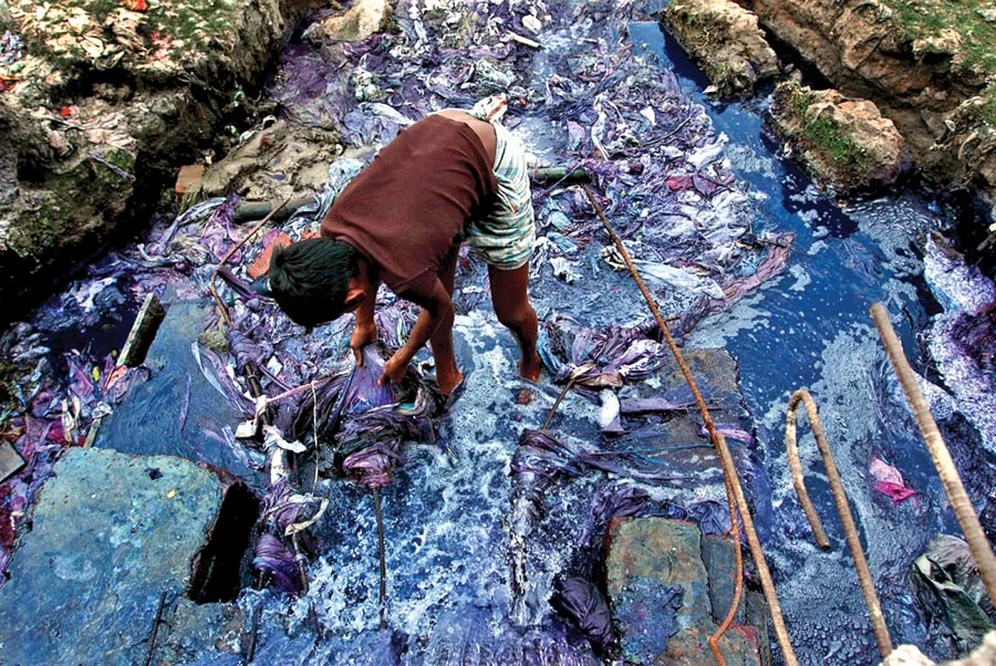 This image reflects the large amounts of water pollution and waste that goes into producing clothing. Source via .