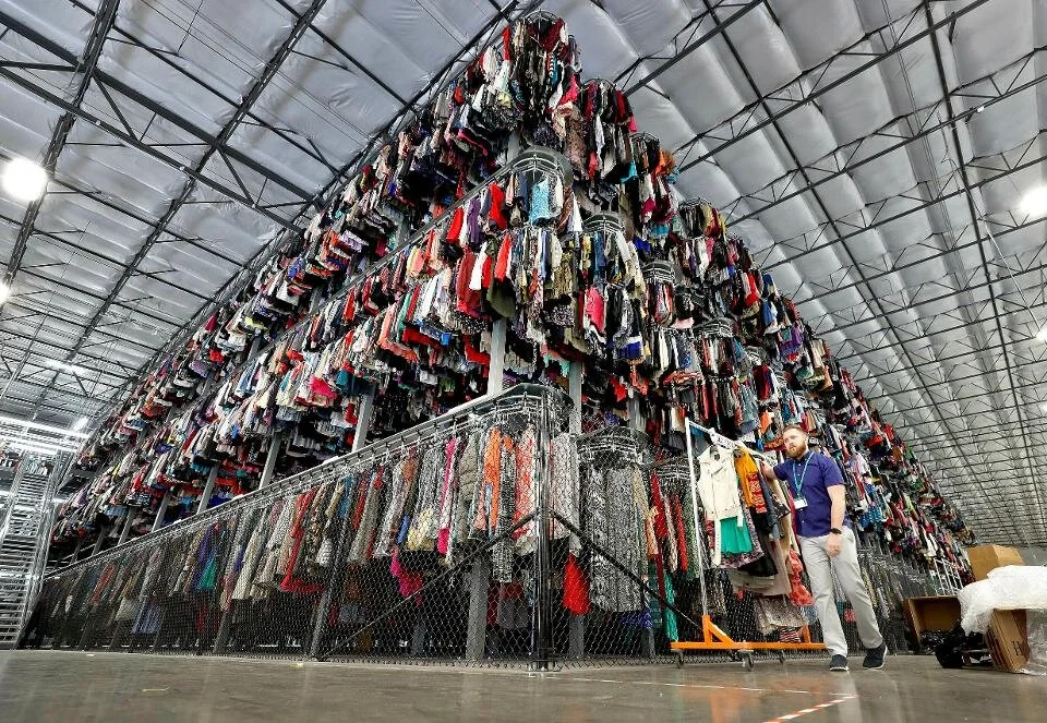 A three-tiered conveyor system to store clothing is employed by a thredUP facility in Phoenix, Arizona. Source via .