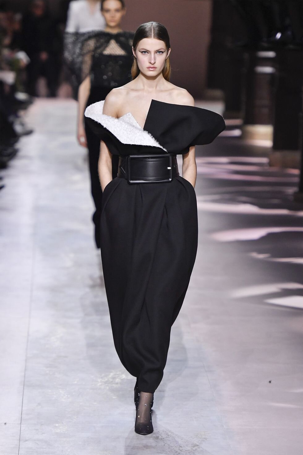 hbz-couture-2020-givenchy-03-1579723508.jpg