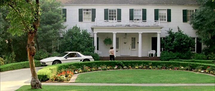 Jeanie’s car parked in front of the Bueller’s quintessential suburbian home. Image  Via