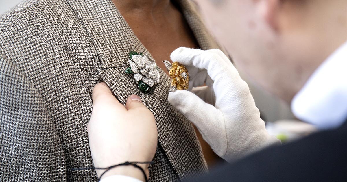 Billy Porter being fitted in Oscar Heyman jewels for the 2019 Golden Globe Awards. Image  Via