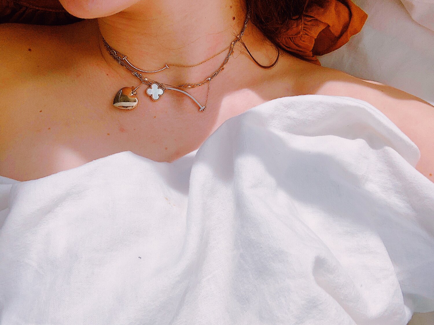 UChicago’s own Neve Scott rocks her #neckmess on a lazy Sunday.