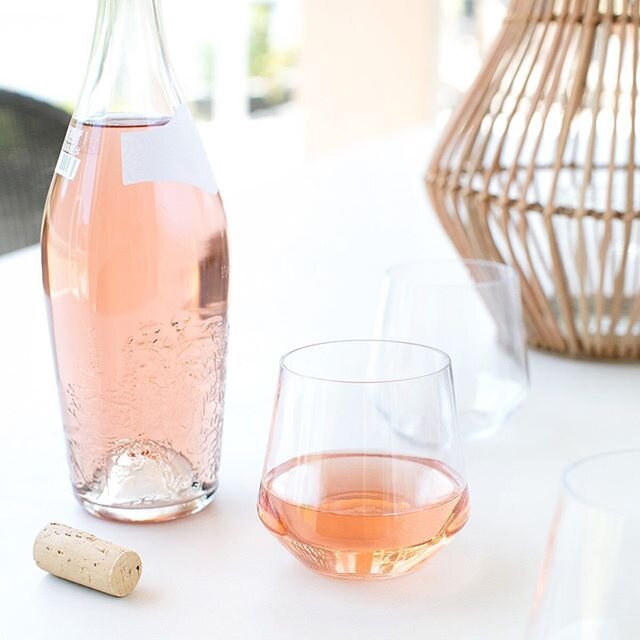 Happy Friday and cheers. This felt like the longest week ever, but it was a productive one and we have lots to celebrate this weekend! If you have a favorite rosé, share in the comments. .
.
.
.
#newenglandliving #capecod #capecodliving #newengland 