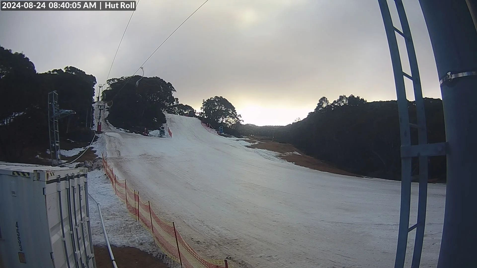      

 
    BAW BAW     Patchy at village, 10cm average snow depth at summit    30cm average depth in snowmaking areas. Good cover but discoloured due to tough grooming conditions    Hut Run, Tank and Magic Carpet for skis/boards.     Frosti Hollow 