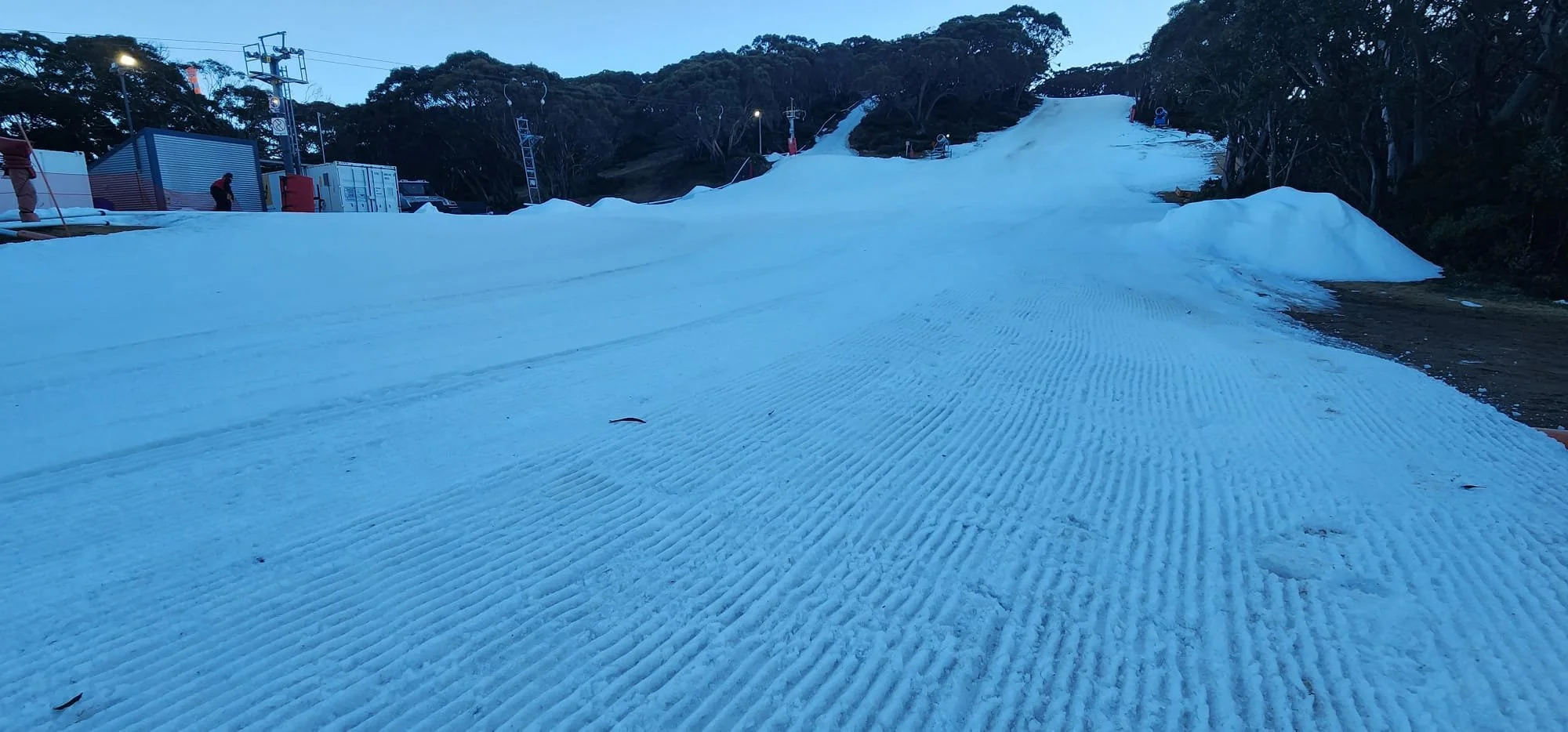      
  
     CURRENTLY -    BAW BAW HAS COVER IN MAN MADE AREAS   - Hut Run  to the roll for skis and boards  - Frosti Hollow  for toboggans  - Fair  snow play  - ZERO  natural snow in the village   SAINT GWINEAR   - ZERO  at the car park  - ZERO  