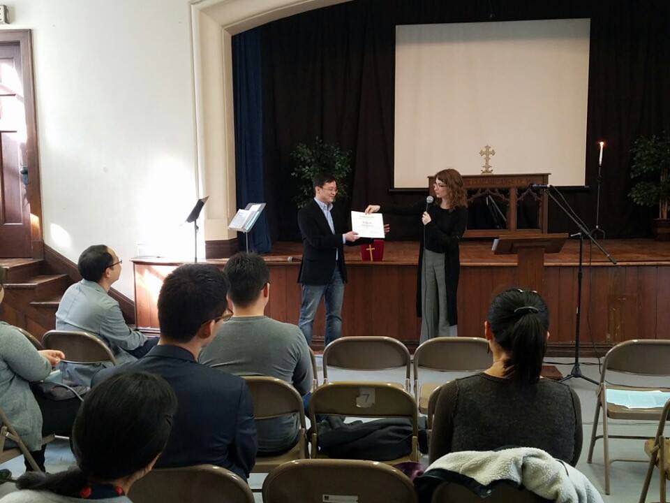 Leah Ostwald (Chair of the Board of Higher Education and Campus ministry)로 부터 이민석 집사님이 수상하시는 모습. 